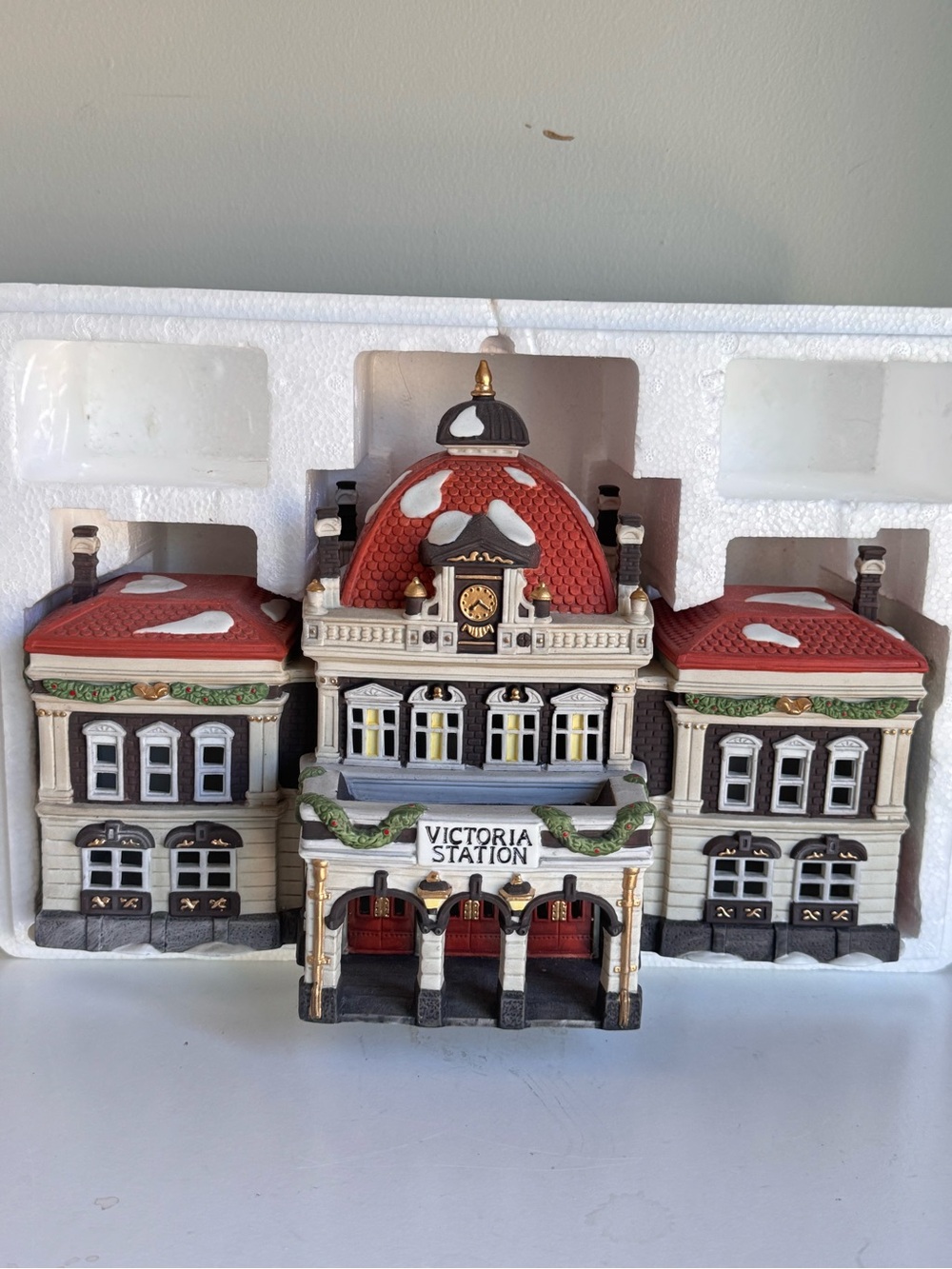 Vintage Retired 1989 Dept 56 Dickens Village Series Victoria Station #5574-3